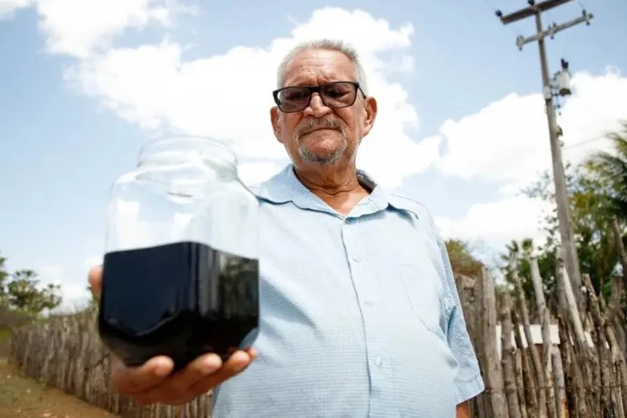AGRICULTOR DO CEARÁ ENCONTRA PETRÓLEO NO QUINTAL